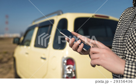 スマホ　車　女性 29356436