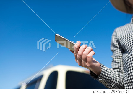 スマホ 車 女性 スマホ 車 女性 29356439