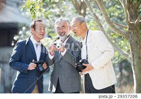 カメラを持つ日本人シニア仲間 29357206