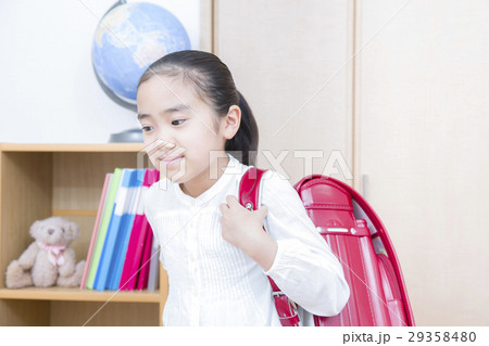 ランドセルを背負う女の子　 29358480