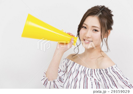 応援する女性 応援する女性 29359029