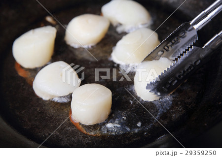 Scallops fried in pan 29359250