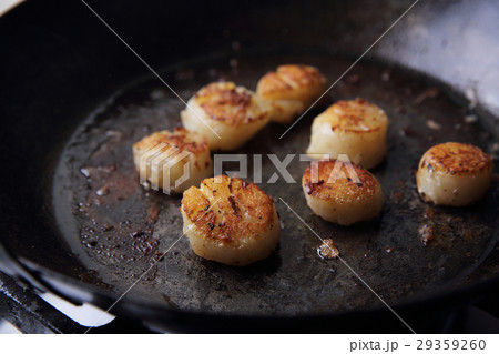 Scallops fried in pan Scallops fried in pan 29359260