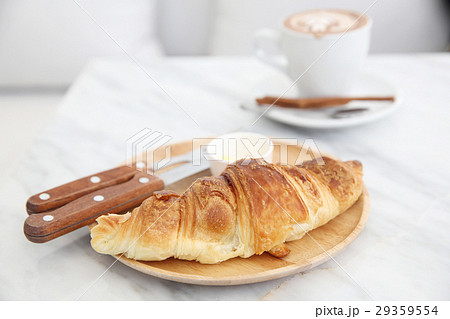 croissant with coffee 29359554