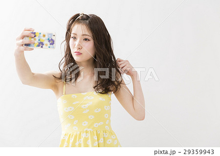 携帯電話を使う女性 携帯電話を使う女性 29359943