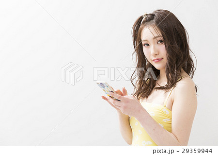 携帯電話を使う女性 29359944