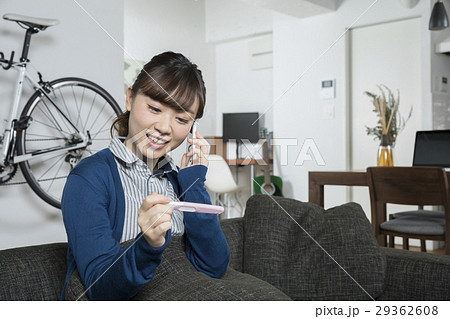 妊娠を報告する女性 妊娠を報告する女性 29362608