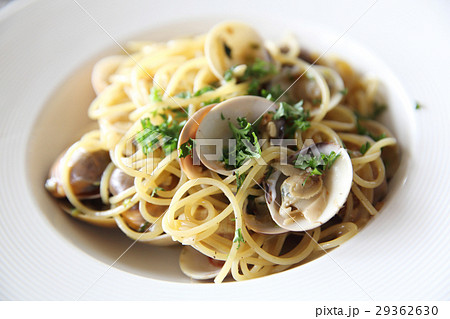 Spaghetti Vongole spaghetti with clams and Chilli 29362630