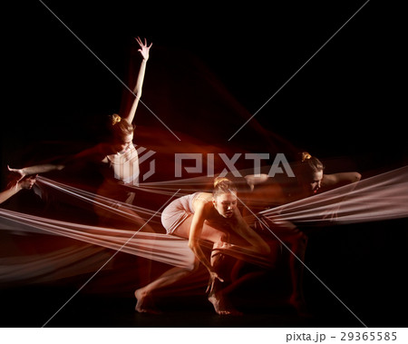 The sensual and emotional dance of beautiful The sensual and emotional dance of beautiful 29365585