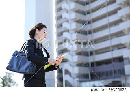マンションを販売する女性 29366825