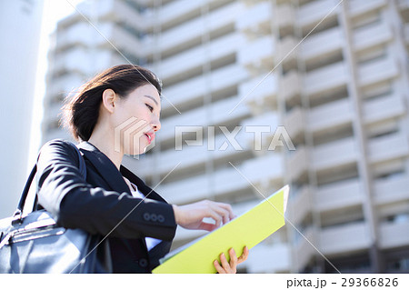 マンションを販売する女性 29366826