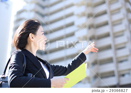 マンションを販売する女性 29366827