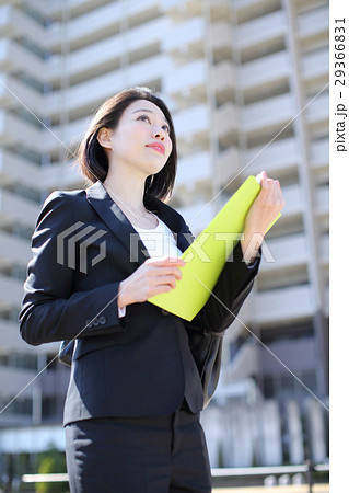 マンションを販売する女性 マンションを販売する女性 29366831