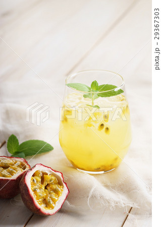 passion fruit drinks with mint 29367303
