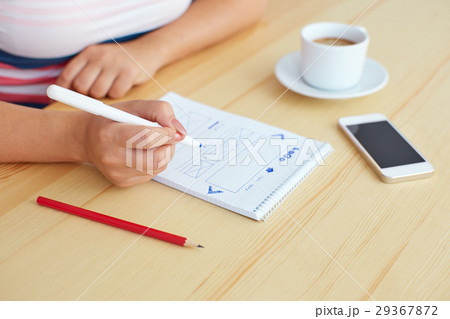 Woman sketching 29367872