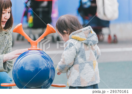 play at the park　1 year old 29370161