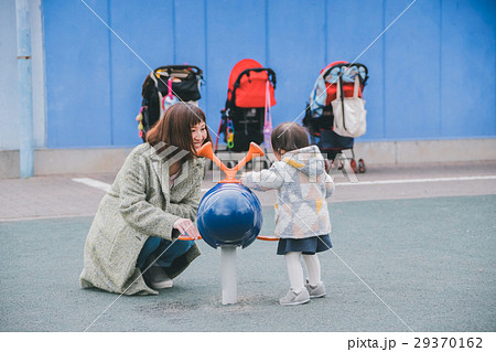 play at the park　1 year old 29370162