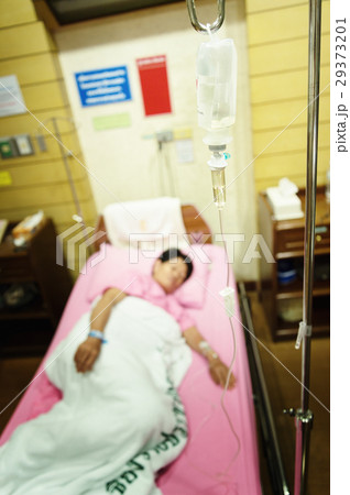 asia woman patient saline intravenous(iv) drip 29373201
