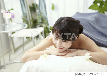 日差しの明るいリゾート感、高級感のあるエステサロンのイメージ。20代女性モデル。 29374526