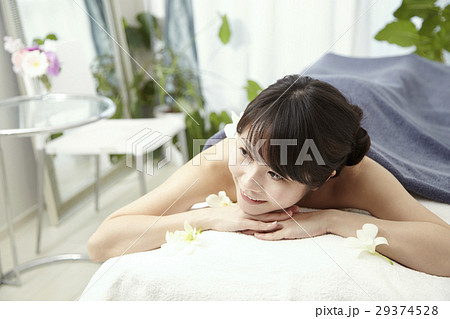 日差しの明るいリゾート感、高級感のあるエステサロンのイメージ。20代女性モデル。 日差しの明るいリゾート感、高級感のあるエステサロンのイメージ。20代女性モデル。 29374528