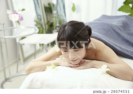 日差しの明るいリゾート感、高級感のあるエステサロンのイメージ。20代女性モデル。 29374531