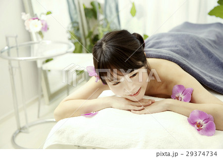 日差しの明るいリゾート感、高級感のあるエステサロンのイメージ。20代女性モデル。 29374734