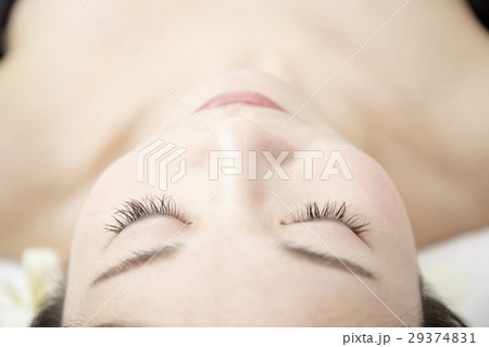 エステ、ビューティーイメージ。20代女性、まつげのアップ。 エステ、ビューティーイメージ。20代女性、まつげのアップ。 29374831