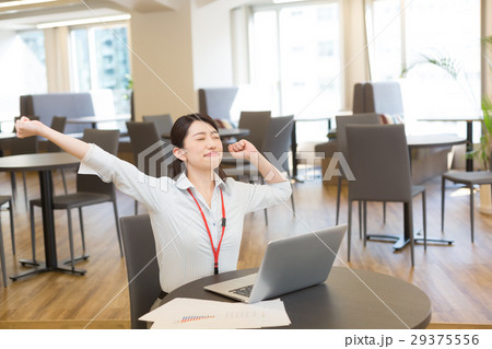 オフィスイメージ 伸び 目を閉じる オフィスイメージ 伸び 目を閉じる 29375556
