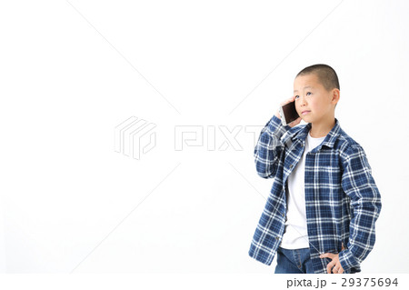 電話をする男の子 29375694