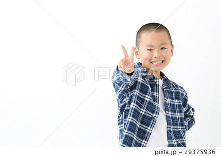 ピースをする男の子 29375936