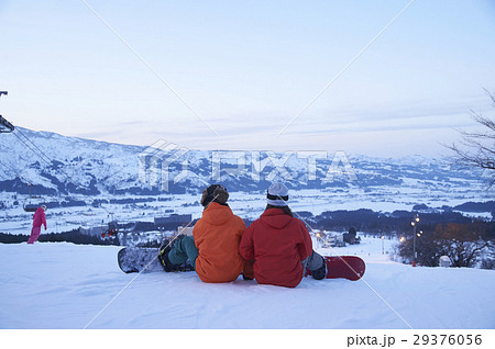 スキー場 寄り添うカップル 後ろ姿の写真素材