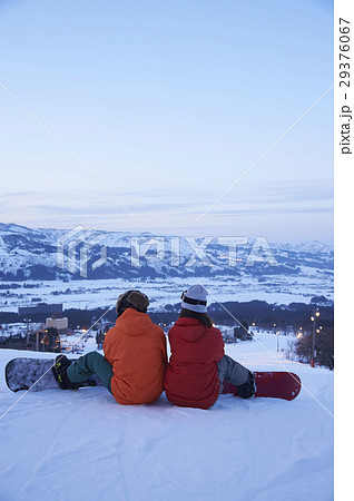スキー場 寄り添うカップル 後ろ姿の写真素材