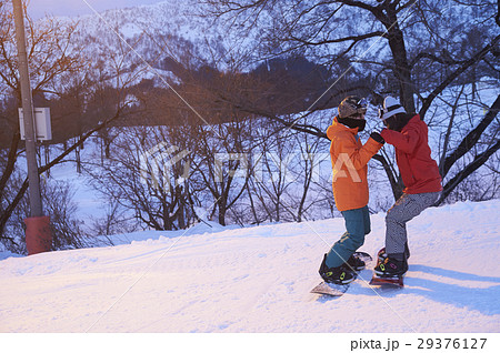 スキー場　ナイター　カップル 29376127