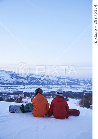 スキー場 寄り添うカップル 後ろ姿の写真素材