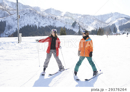 スキー場　カップル 29376264