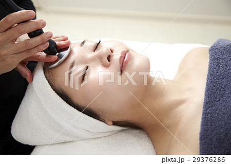 エステ機材とエステサロンのイメージ。プロの本格エステ、施術と20代女性モデル。 29376286
