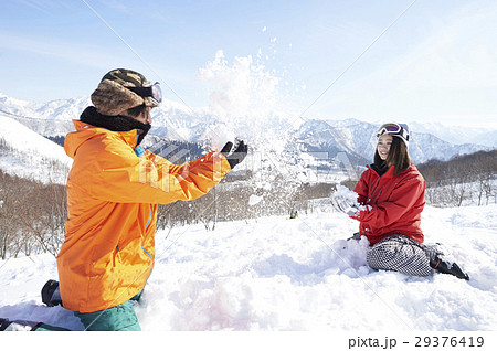雪遊びをするカップル 雪遊びをするカップル 29376419