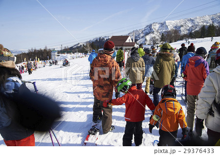 スキー場　来場者　スキーヤーとボーダー 29376433