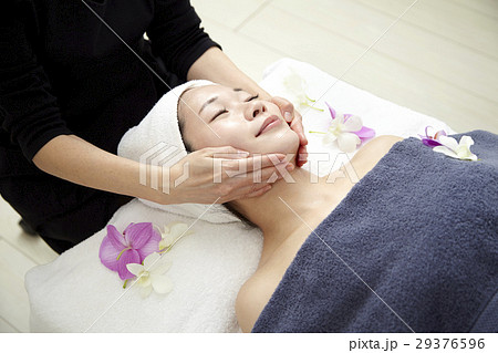 エステサロンのイメージ。プロの本格エステ、マッサージと20代女性モデル。 エステサロンのイメージ。プロの本格エステ、マッサージと20代女性モデル。 29376596