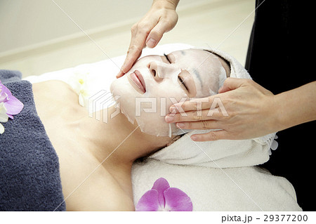 エステサロンのイメージ。プロの本格エステ、施術と20代女性モデル。保湿マスク。 29377200