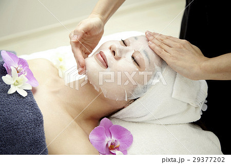 エステサロンのイメージ。プロの本格エステ、施術と20代女性モデル。保湿マスク。 エステサロンのイメージ。プロの本格エステ、施術と20代女性モデル。保湿マスク。 29377202