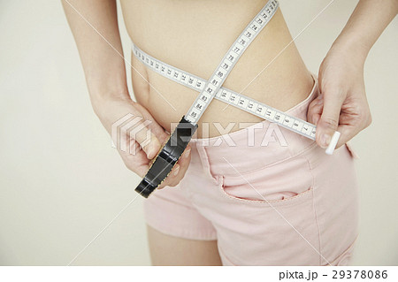 ダイエットイメージ。若い女性のウエスト測定。顔なし。 29378086