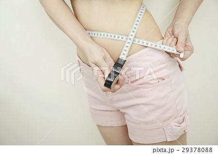 ダイエットイメージ。若い女性のウエスト測定。顔なし。 29378088