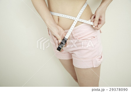 ダイエットイメージ。若い女性のウエスト測定。顔なし。 29378090