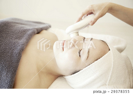 エステ機材（超音波）、エステサロンのイメージ。プロのエステ、施術と20代女性モデル。 29378355