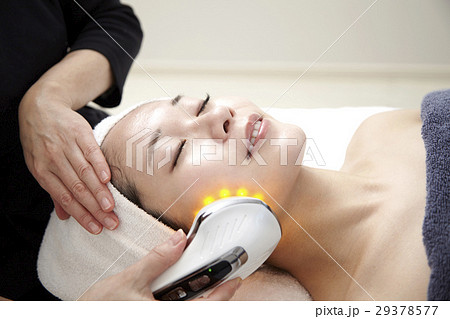 エステ機材、エステサロンのイメージ。プロのエステ、施術と20代女性モデル。 29378577