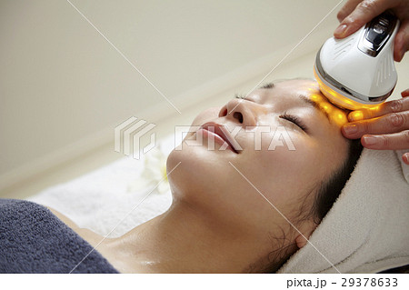 エステ機材、エステサロンのイメージ。プロのエステ、施術と20代女性モデル。 29378633
