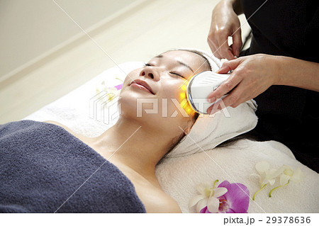 エステ機材、エステサロンのイメージ。プロのエステ、施術と20代女性モデル。 29378636