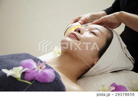 エステ機材、エステサロンのイメージ。プロのエステ、施術と20代女性モデル。 29378656