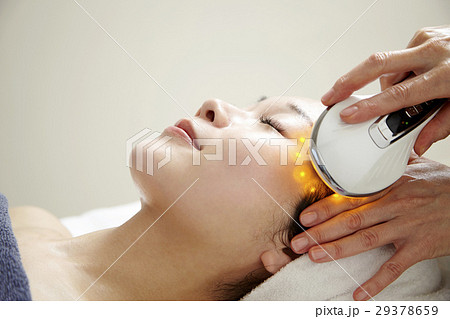 エステ機材、エステサロンのイメージ。プロのエステ、施術と20代女性モデル。 29378659